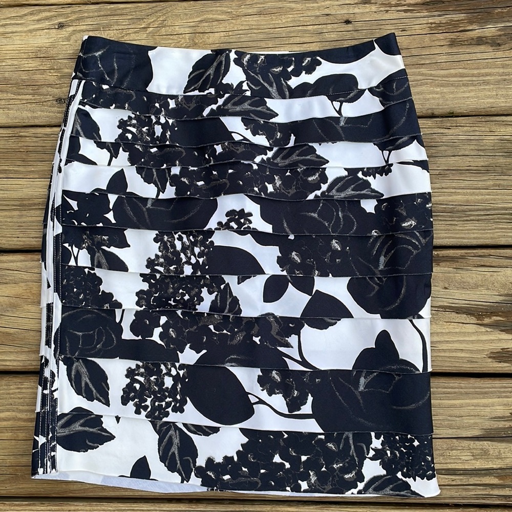 Black & White Print Floral Pleated Bodycon MIDI Skirt Size 2
